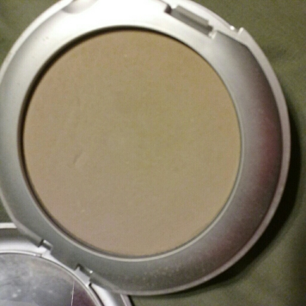 Stila Illuminating Powder Foundation